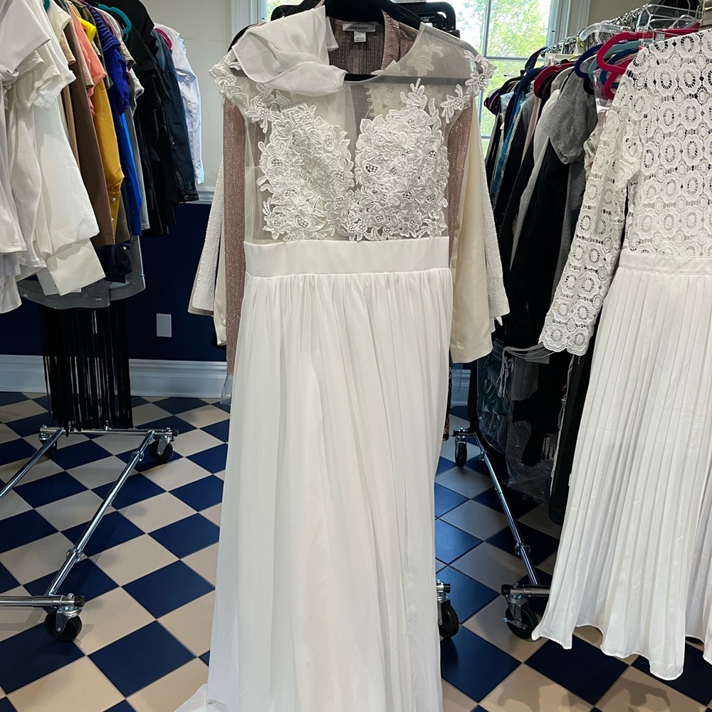 WHITE  BEAUTIFUL LACE DRESS